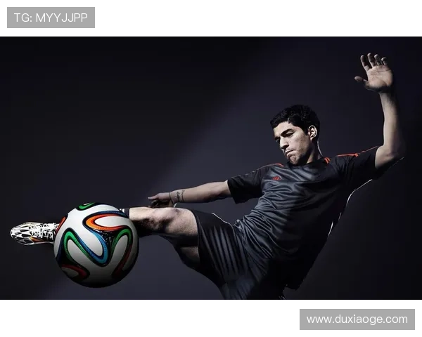 足球明星身穿黑色球衣展现魅力与力量的完美结合