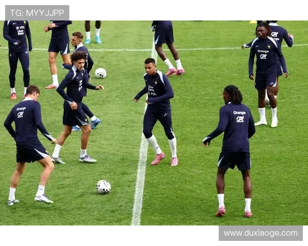 世界杯足球明星泪洒赛场背后的故事与情感交织